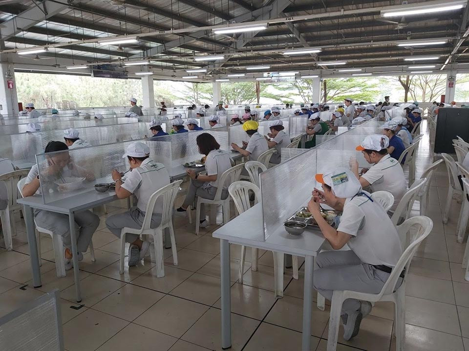 vách ngăn mặt bàn ăn công nghiệp Polycacbonnat