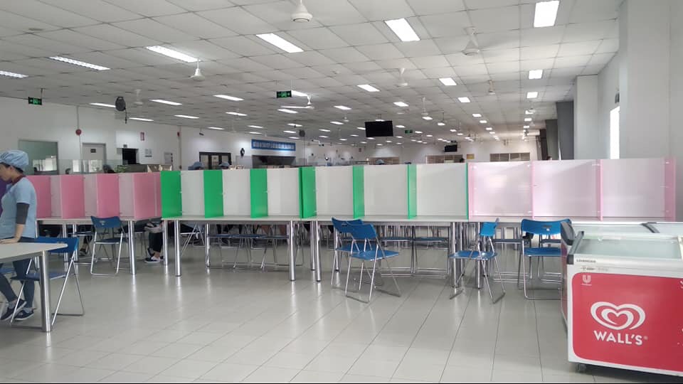 vách ngăn mặt bàn ăn khu công nghiệp